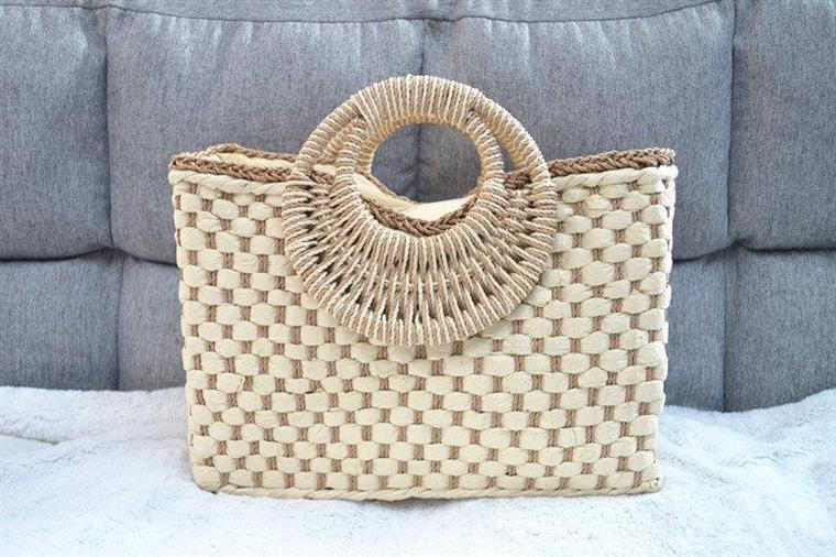 Woolen Cloth and Papyrus Handbag: Beach-Inspired Elegance - HalleBeauty