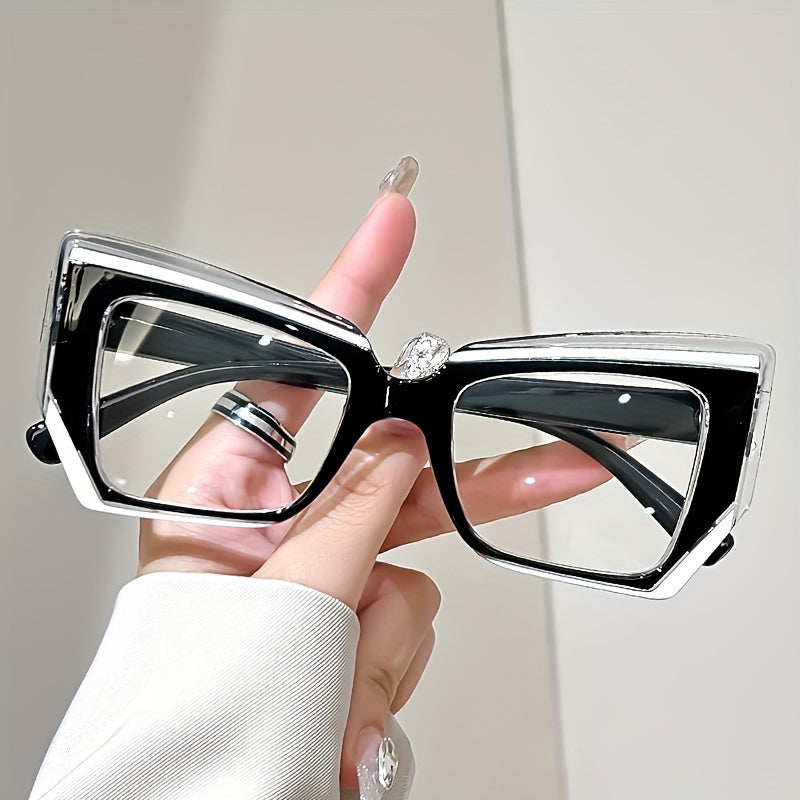 Black vintage cat-eye sunglasses with geometric details