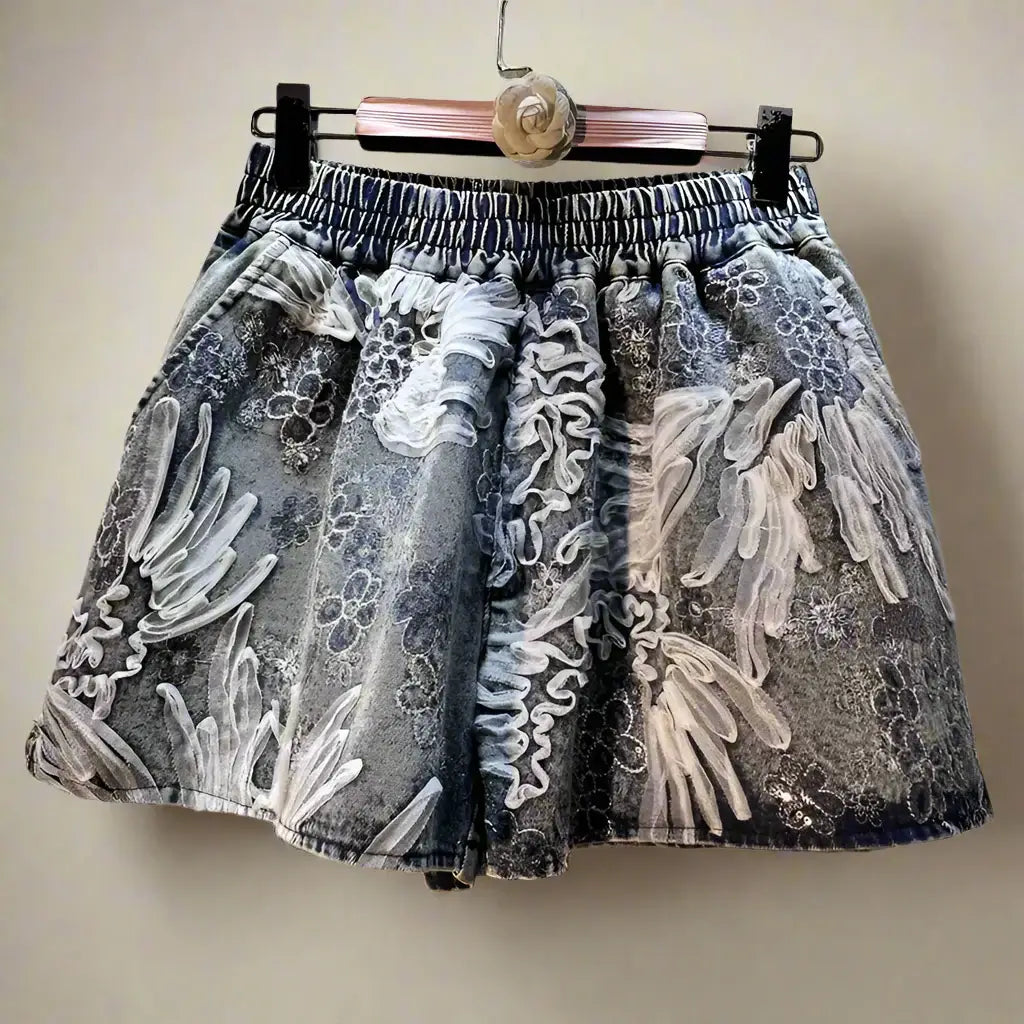 New denim wide-leg shorts with mesh embroidery and sequins, featuring an elastic waistband for comfort.